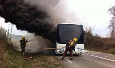 Crema un autocar escolar sense causar ferits