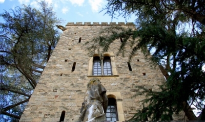 L’escultura del rei Jaume I el Conqueridor presideix els jardins del castell (2015)