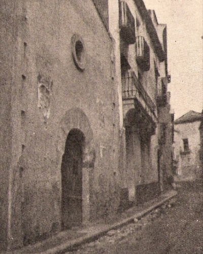 La capella de Sant Sebastià, ubicada a mitja costa, dóna nom al carrer homònim des del mateix segle xvi (vers 1925)