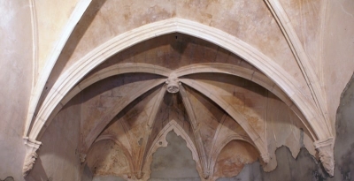 Interior de la capella, on s’observen els sostres de guix amb claus de volta i mènsules treballades (2015)