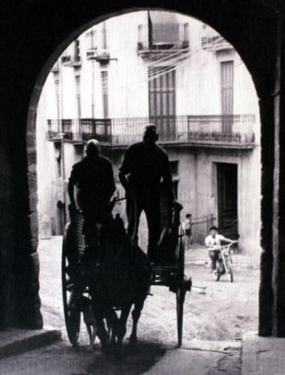 Cal Vendrell des del portal del Romanyà amb el carro de Josep Ribas Caus i Salvador Junyent Vilaseca (1971). Fotografia guanyadora del I Concurs Fotogràfic de Piera. Autora: Dolors Guixà Codorniu.