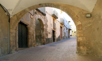 Al segle XVI en travessar el Portal Jussà s’arribava a la plaça per aques- ta costa, anomenada aleshores carrer de l’Hospital o Empedrat (2015)