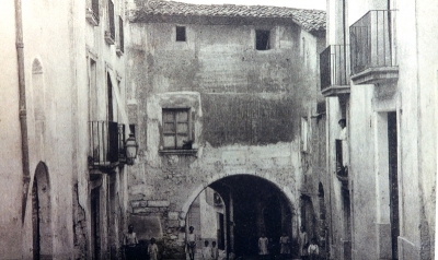 Fins a l’any 1930 hi va haver una font pública a la banda esquerra del portal (vers 1919)