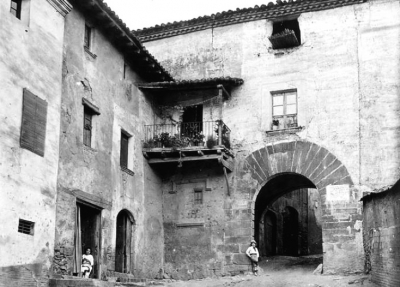 Amb el pas dels anys el portal va anar perdent l’ús defensiu. Foto de Josep Salvany, Biblioteca de Catalunya (1914)