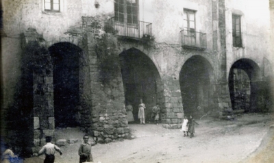 Imatge quotidiana de la canalla jugant sota les Voltes (vers 1905)