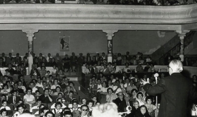 Espectacle celebrat a l’interior de la sala-teatre (cap al 1950)