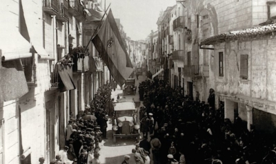 Inauguració com a seu consistorial presidida per la bandera de la restauració borbònica (1928)