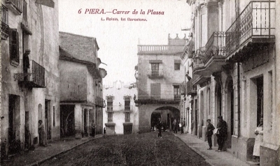 Cal Tarafa ocupa un lloc ben cèntric a la plaça (cap al 1925)