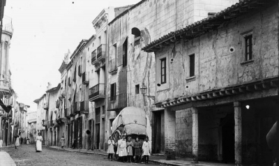 Antics porxos de la plaça a tocar de la Casa de la Vila del segle XVIII. Foto de Josep Salvany, Biblioteca de Catalunya (1912)