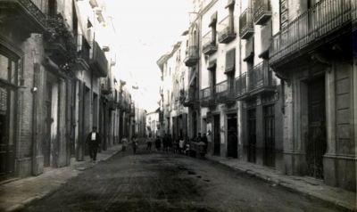 La via principal de Piera encara mantenia els carrers de terra a la dècada de 1930