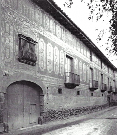 Façana esgrafiada abans de la inter- venció de Ferran Serra i Sala (1936)