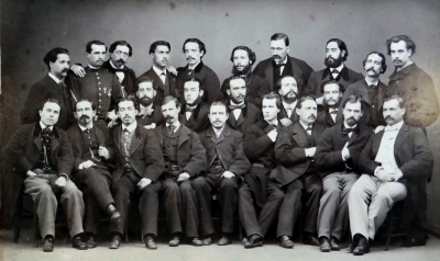 Fotografia dels metges de la facultat de Medicina de Barce- lona del curs 1864-1865. Pau Vidal Abad és, dels asseguts, el segon començant per l’esquerra