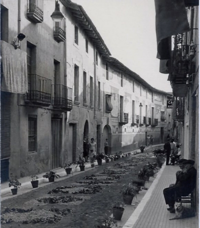 Guarnició del carrer del doctor Carles, davant de Cal Metge Vidal, durant les festes del Corpus (1960)