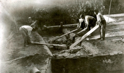 Treballadors de la bòbila de Cal Jana elaborant el fang (vers 1919)
