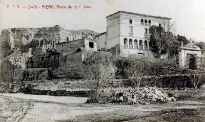 Vista de Cal Jana, amb Montserrat de fons, sota el turó (2015)