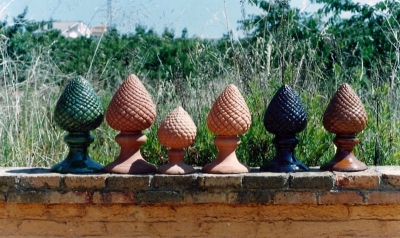 Pinyes vidriades que servien com a remat de teulades i tan- ques de moltes cases de la zona (dècada de 1980)