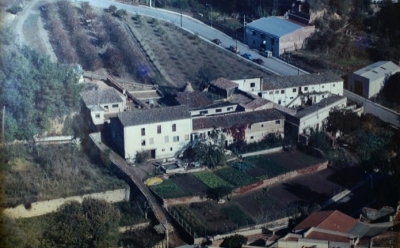 Vista del complex de Ca l’Isidret i Cal Casals a vol d’ocell (dècada de 1980)