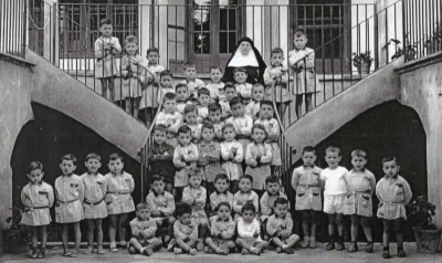 Grup de nens a l’escala del pati de l’escola coneguda com a Col·legi Pensionat de Religioses de la Divina Pastora de Piera (dècada de 1960)