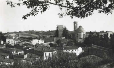 Vista del barri del Raval de Piera. Sota el castell i l’església s’hi observa l’antiga escola, d’on sobresurt el campanar de cadire- ta (dècada de 1950)