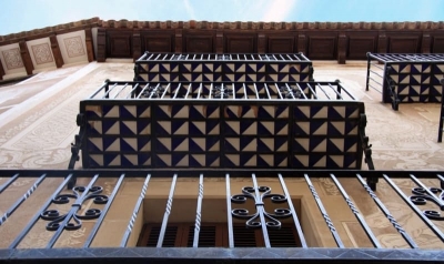 L’estructura de ferro dels balcons permet mostrar la rajola de cerà- mica vidriada (2015)