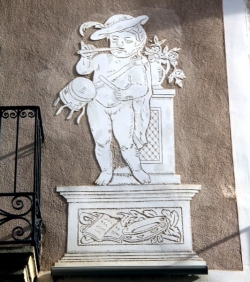 Detall de l’infant esgrafiat que toca el flabiol i el tamborí en home- natge a la sardana (2015)