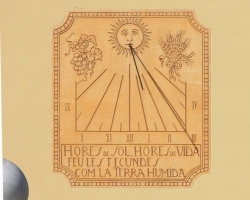 Detall del rellotge de sol esgrafiat per Ferdinandus on es llegeix: “Hores de sol, hores de vida, feu-les fecundes com la terra humida” (2015)