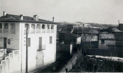 Durant la dècada de 1950 els Vidal van comprar les cases adjuntes a la Creu i les van enderrocar per millorar la perspectiva de la casa, origen de la plaça de la Creu