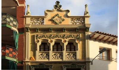 Les obertures de la segona planta es mostren com un únic element em- marcat i elegantment decorat (2015)