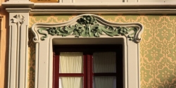 Detall de l’emmarcat sinuós de les obertures, decorat amb motius florals (2015)