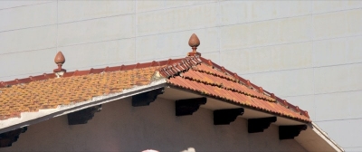 Coberta de la cotxera realitzada amb teula romana (2015)