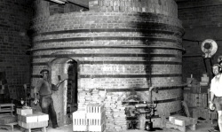 Treballador introduint totxos al forn refractari (1960)