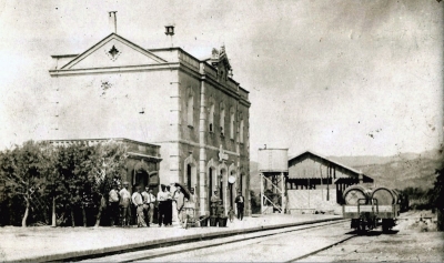 La cantina, l’estació, el dipòsit d’aigua i l’edifici de les mercaderies (vers 1920)