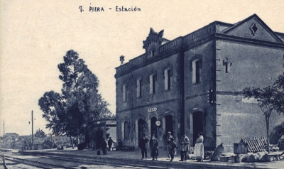 Mentre que la primera planta acollia la sala d’espera dels viatgers, el primer pis acollia l’habitatge del cap d’estació (vers 1930)